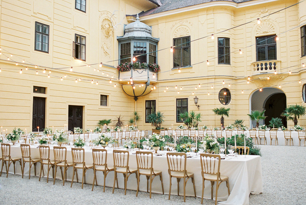 Dinner in the inner courtyard ©ÖBf-Archiv/Ludaescher