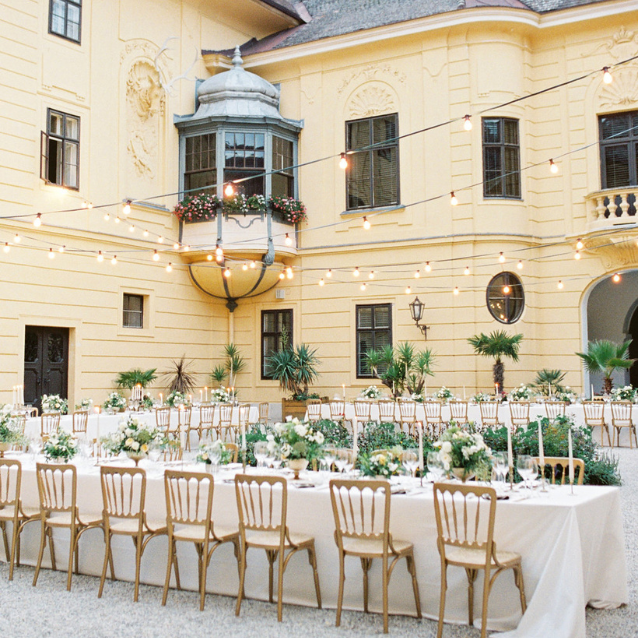 Festtafel im Innenhof (c)oebf/a.ludaescher