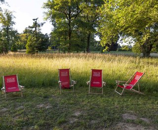 Rote Liegestühle im Schlosspark 