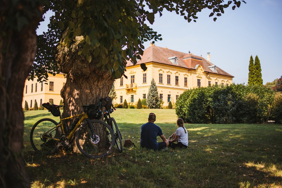 Radfahrer vor dem Schloss ©ÖBf-Archiv/Consolati Radfahrer vor dem Schloss ©ÖBf-Archiv/Consolati