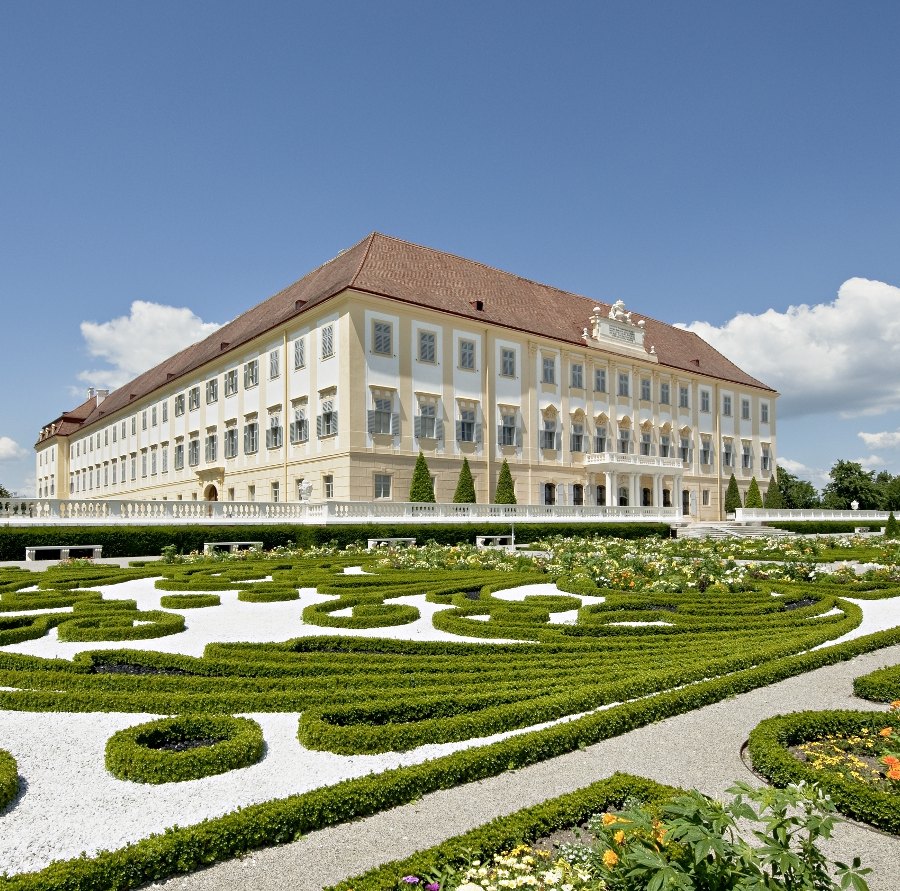 Schloss Hof mit barockem Beet