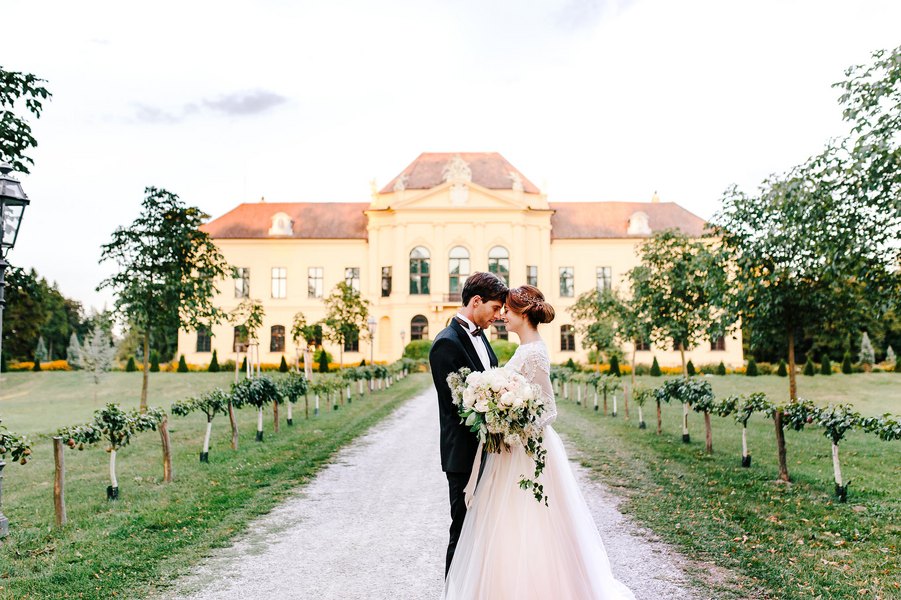 Hochzeitspaar vor dem Schloss | styled Shoot von highemotionweddings