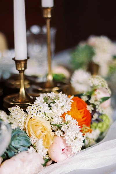 Blumenschmuck, Kerzen, Tischdeko