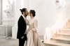 Brautpaar in der weißen Säulenhalle | styled Shoot von Unforgetable Moments