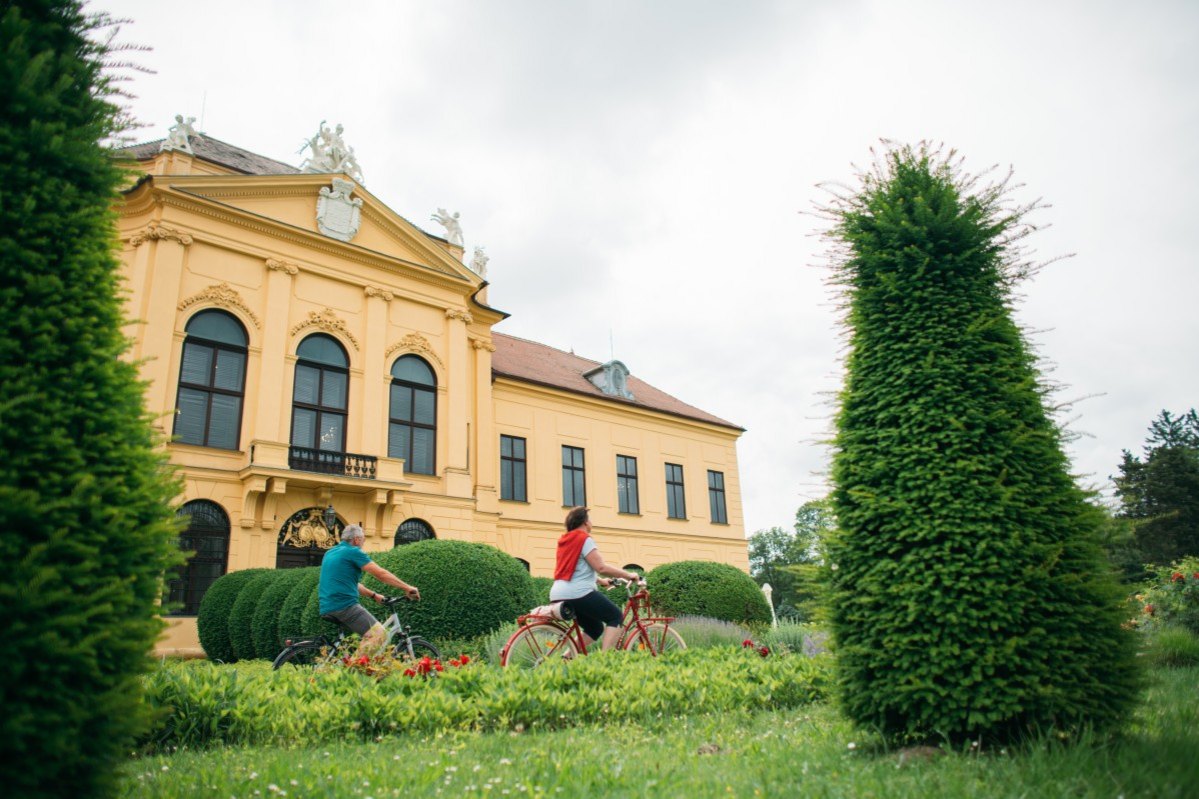 Radfahrerpärchen vor dem Schloss ©Kniff Radfahrerpärchen vor dem Schloss ©Kniff