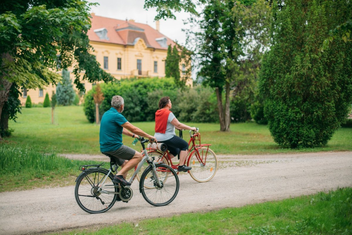 Radfahrer vor dem Schloss ©Kniff Radfahrer vor dem Schloss ©Kniff