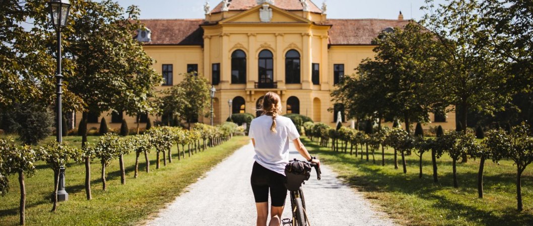 Radlerin auf dem Weg zum Schloss ©Niederösterreich Werbung/Consolati