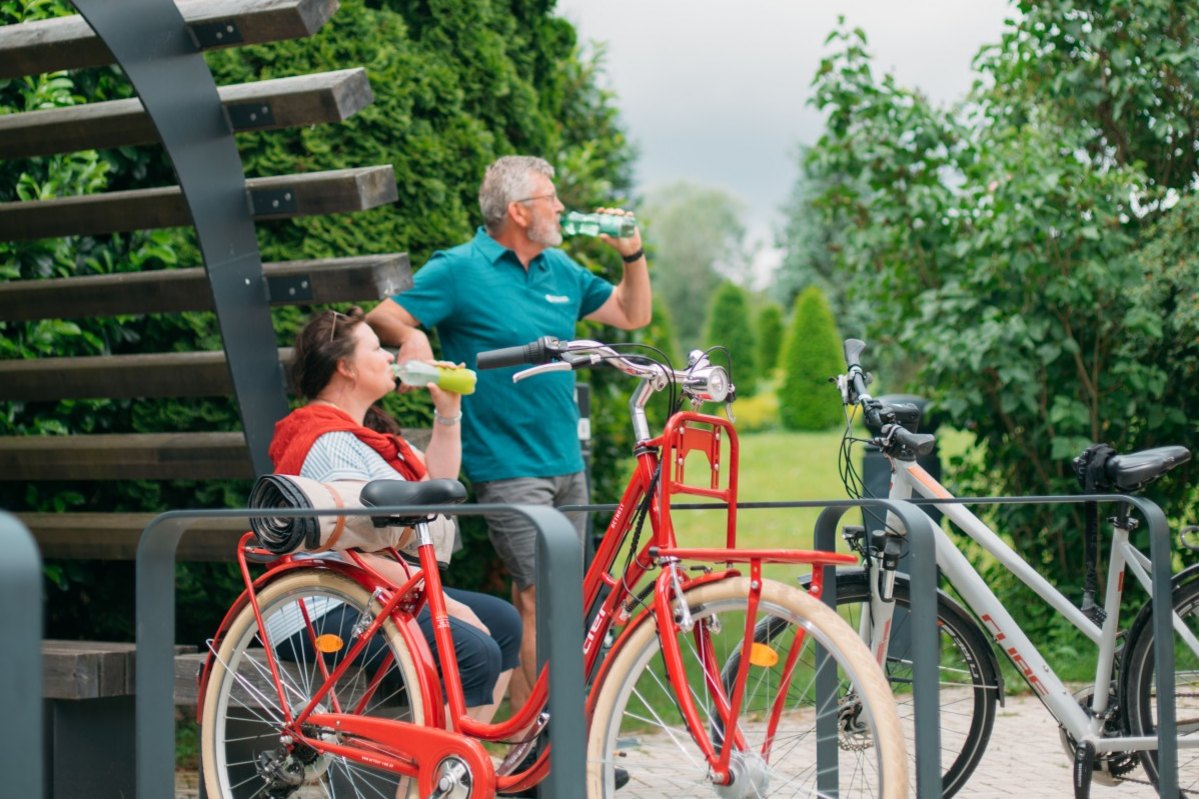 Radfahrerpärchen am Rastplatz ©Kniff Radfahrerpärchen am Rastplatz ©Kniff