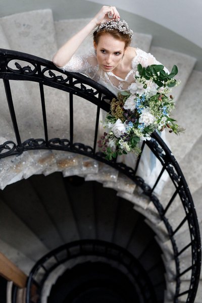 Braut auf Wendeltreppe | styled Shoot von Iconoclash Photography