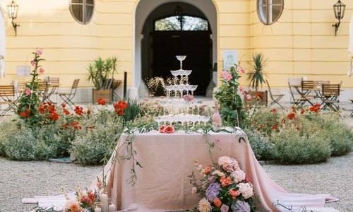 Tafel im Innenhof ©CatherineChuangPhoto