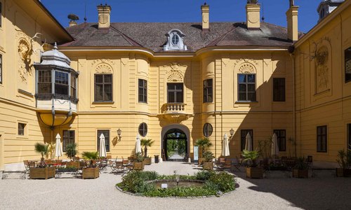 Innenhof Schloss Eckartsau mit Café Bestuhlung