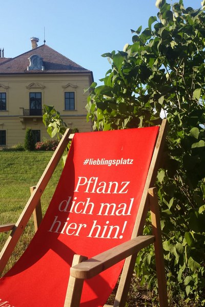 Liegestuhl (c) Bundesforste Schlösserreich Liegestuhl im Schlosspark
