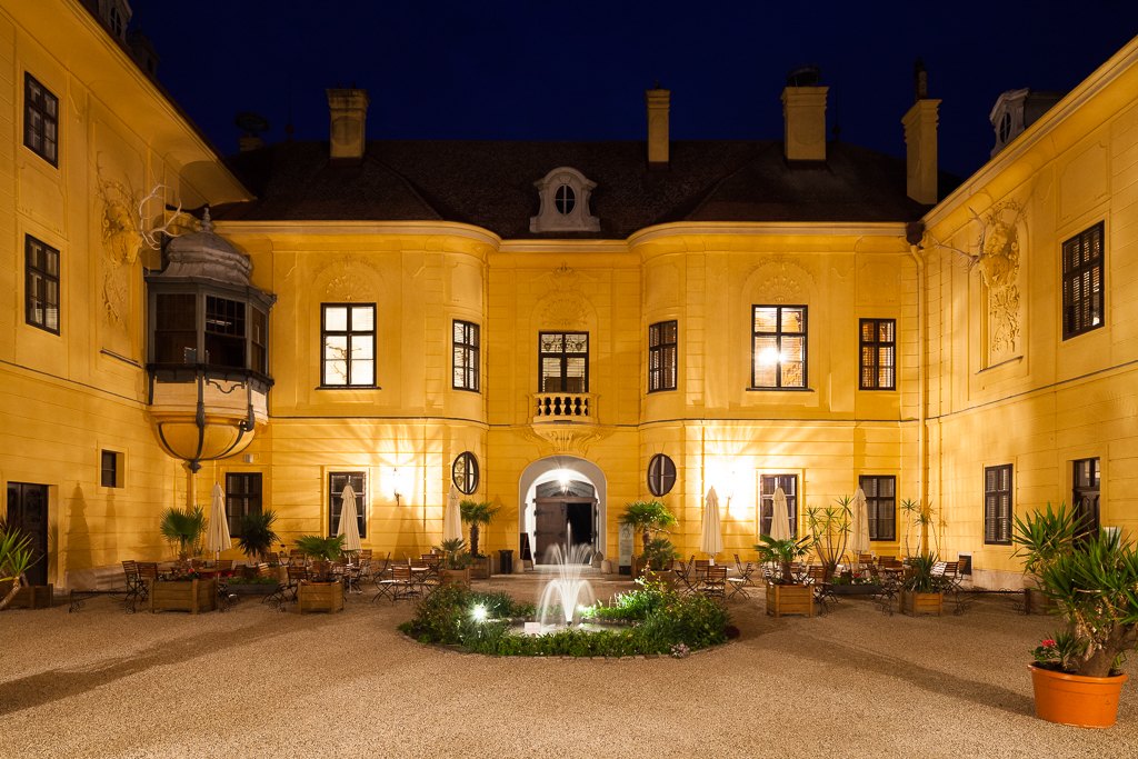 Beleuchteter Schlossinnenhof bei Nacht