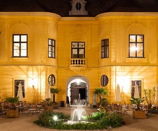 Beleuchteter Schlossinnenhof bei Nacht